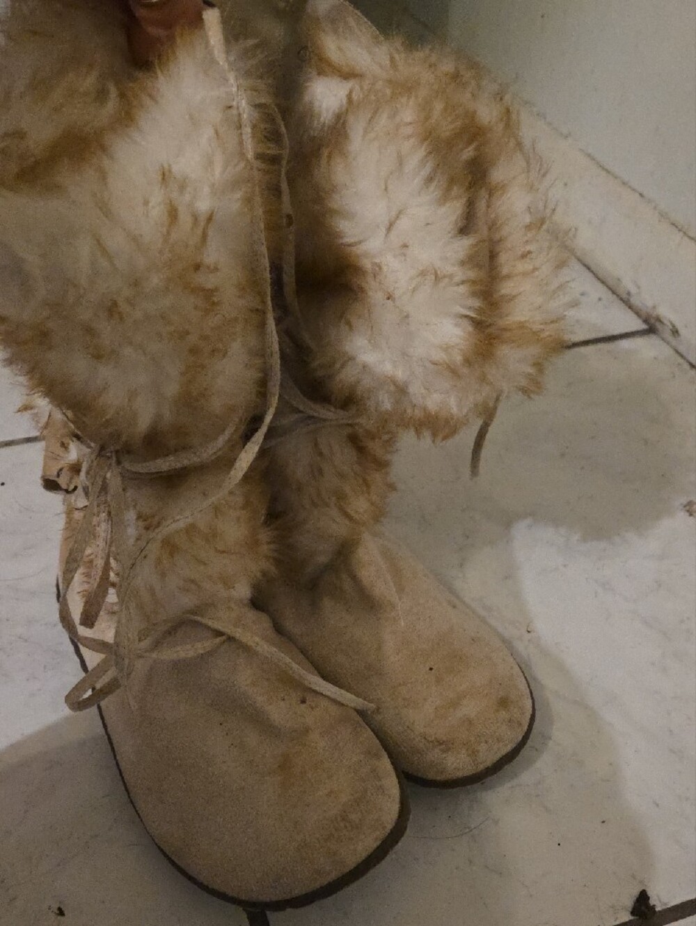 Igloo Women's  Fur Trim Suede Lace-Up Winter Boots